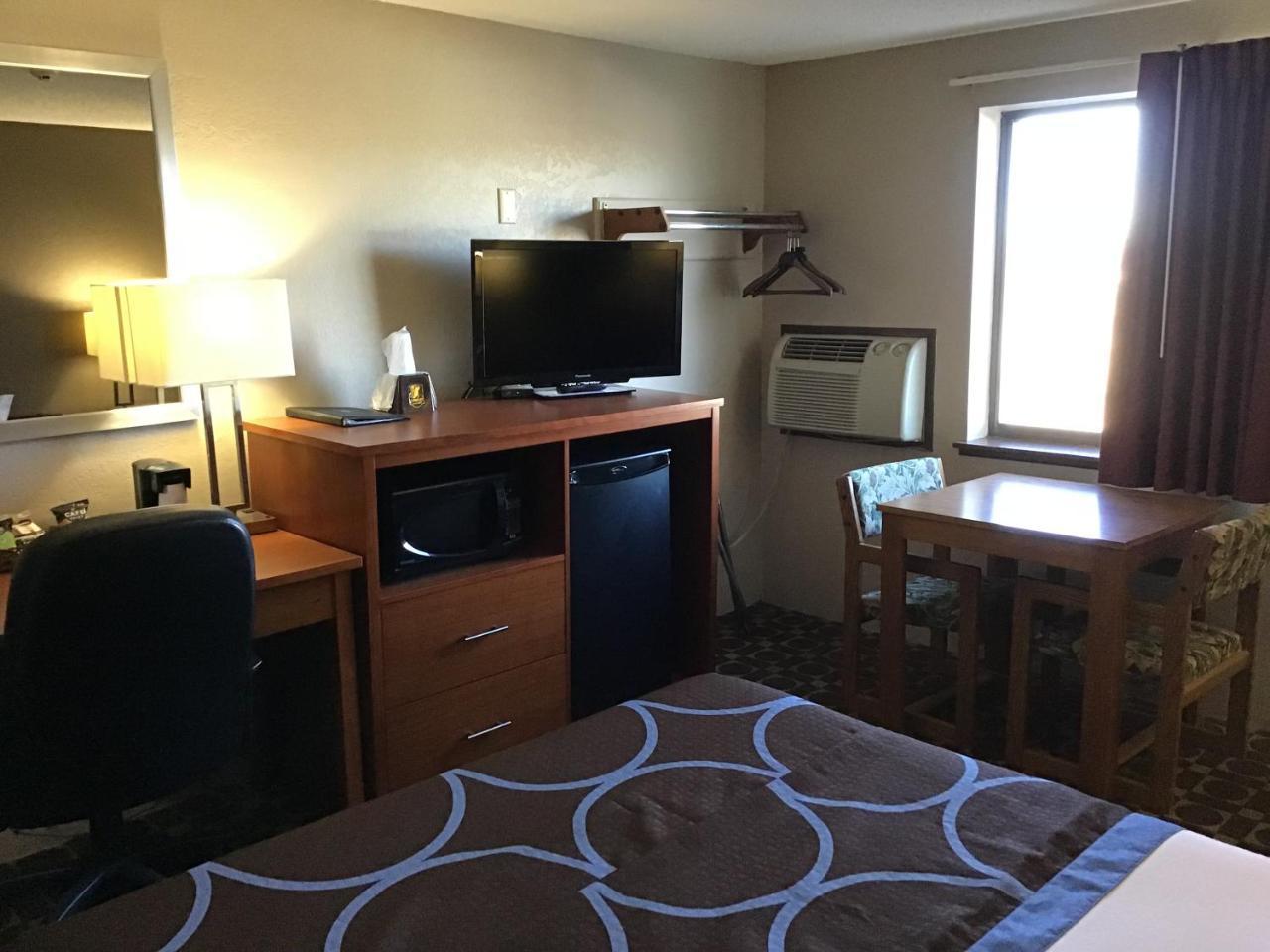 Super 8 By Wyndham Miles City Εξωτερικό φωτογραφία
